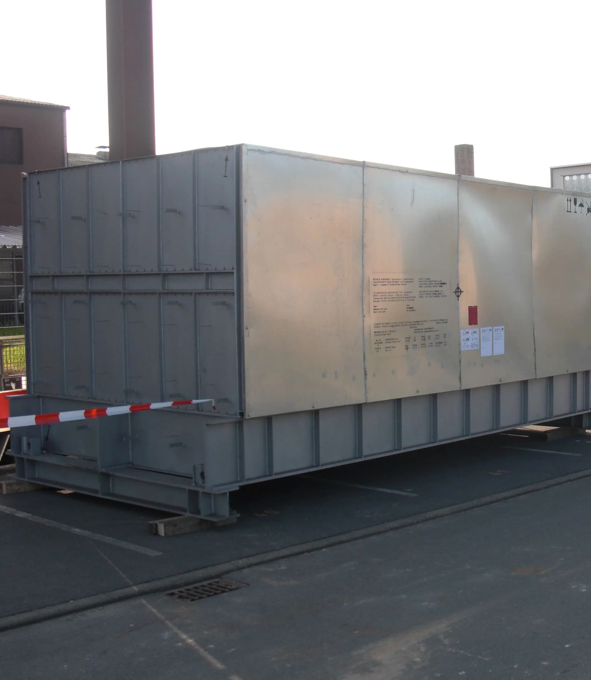 Casing of a heat exchanger module outdoors