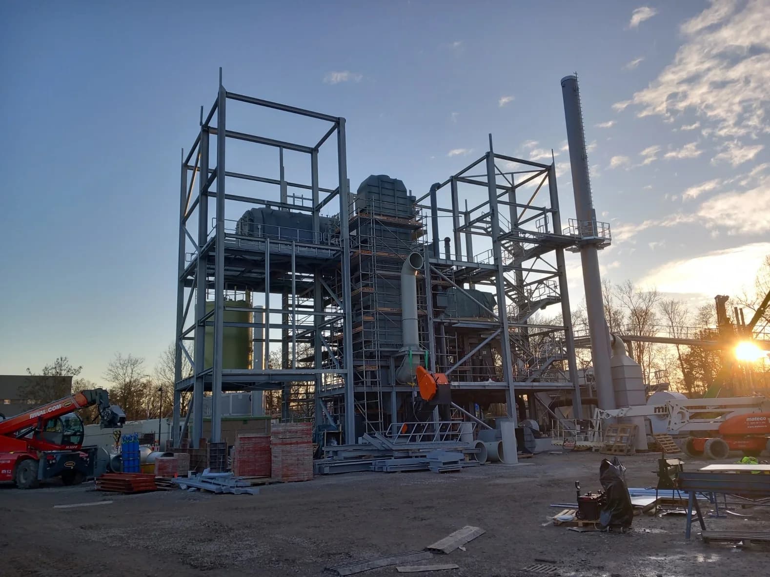 Carpenteria metallica e caldaia della centrale termica a biomassa di Heilbronn durante il montaggio
