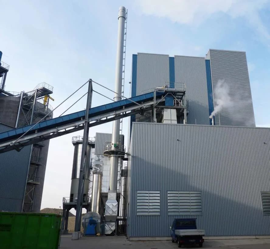 Centrale di cogenerazione a biomassa Kehl II con nastro trasportatore del combustibile e camino