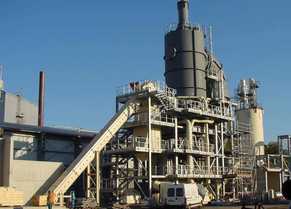Generatore di gas caldi installato all’aperto con piattaforme in acciaio a Sanem