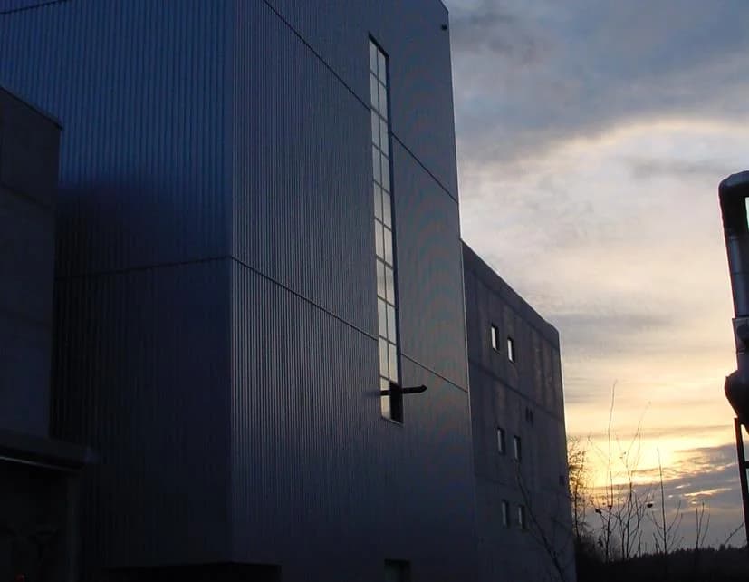 Locale caldaie della centrale di cogenerazione a biomassa di Unterbernbach al crepuscolo