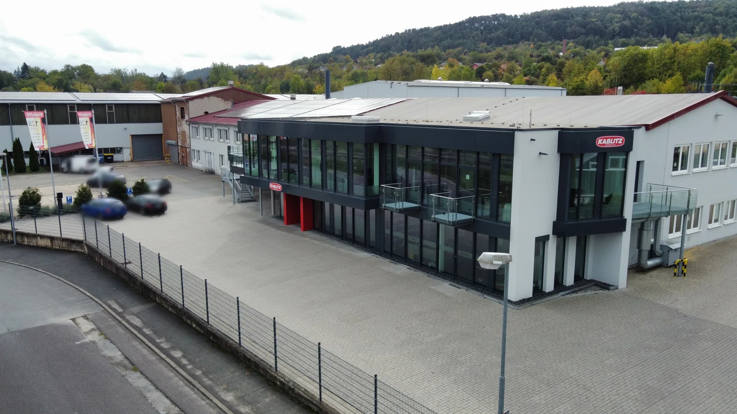 Foto aerea: palazzina uffici Kablitz con facciata vetrata e logo a Lauda-Königshofen