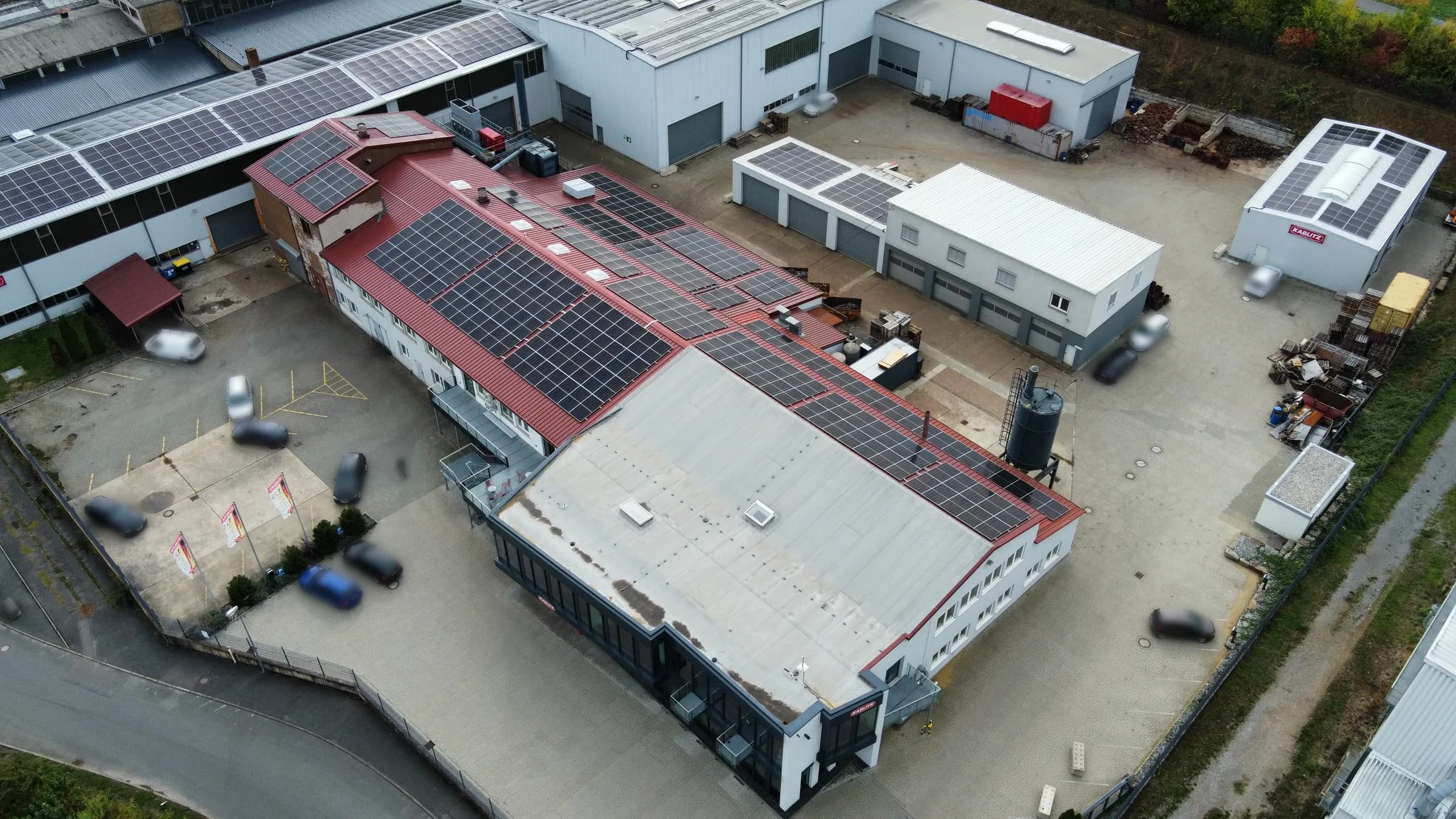 Foto aerea: l’intero stabilimento Kablitz a Lauda-Königshofen con capannoni, piazzale e fotovoltaico sui tetti