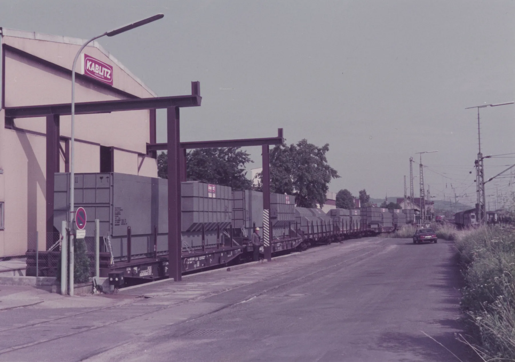 Foto d’archivio: carico di grandi componenti su carri merci presso lo stabilimento Kablitz