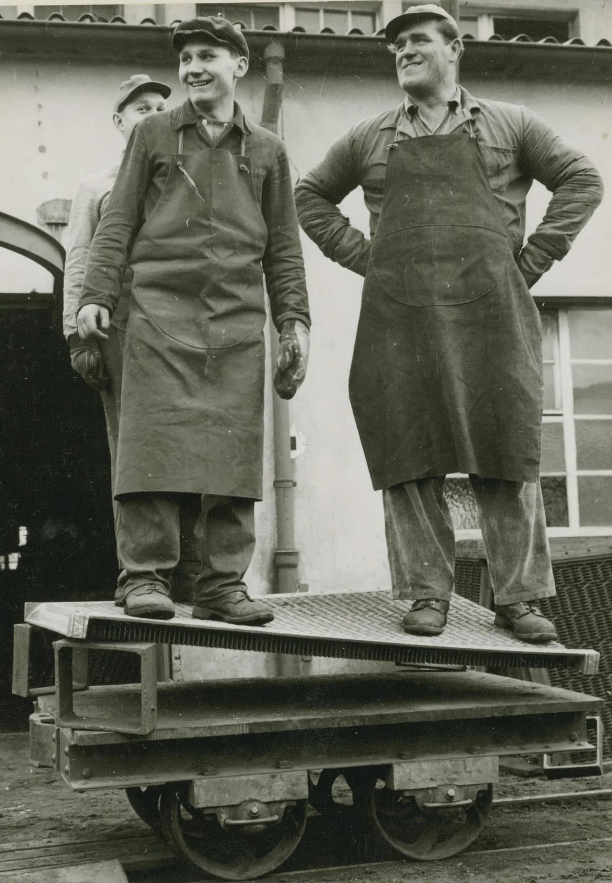 Foto d’archivio: due dipendenti Kablitz in grembiule da lavoro su una grande piastra fusa
