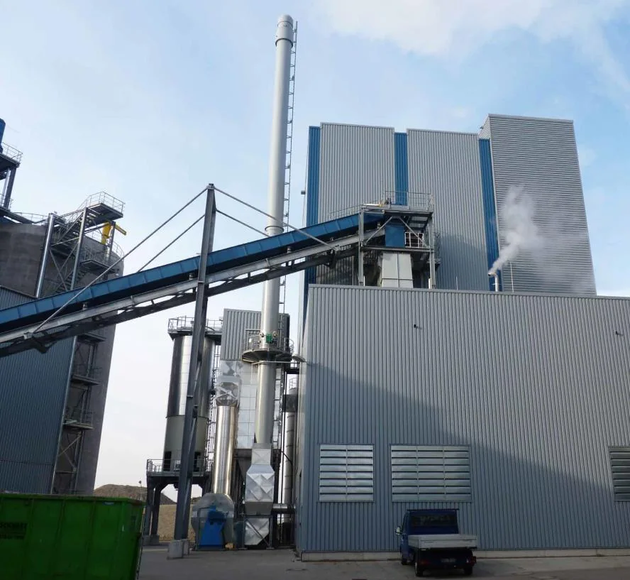 Biomasse-Heizkraftwerk Kehl II mit Brennstoffförderband und Kamin